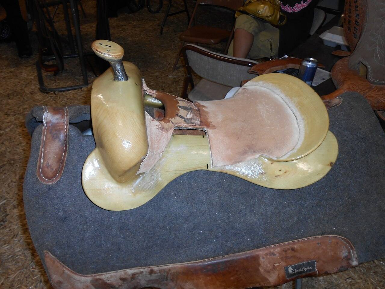Arçon de selle western nu posé sur un tapis : fourche, horn, barres et cantle visibles