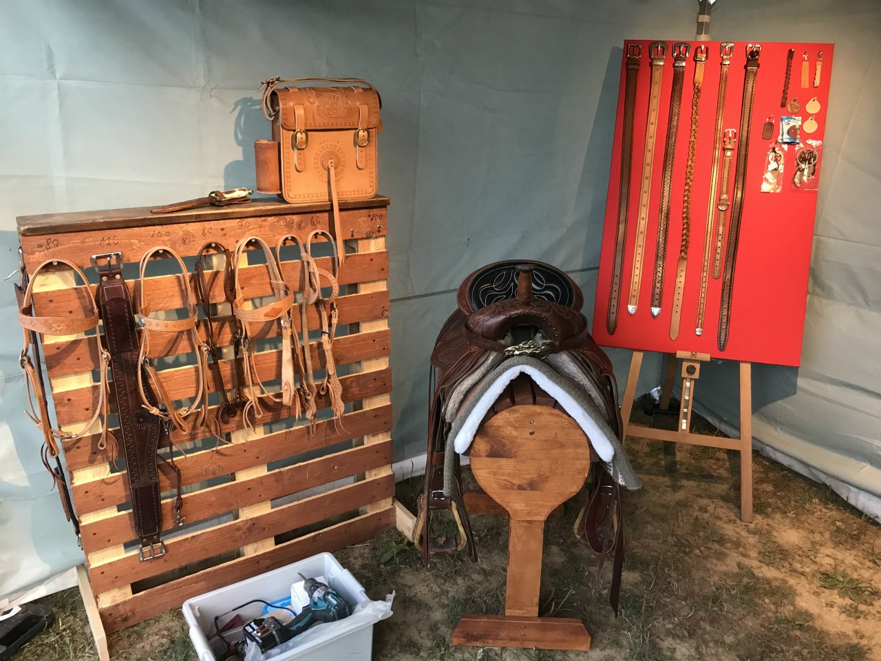 Cuir et outils de sellier sur la table de découpe