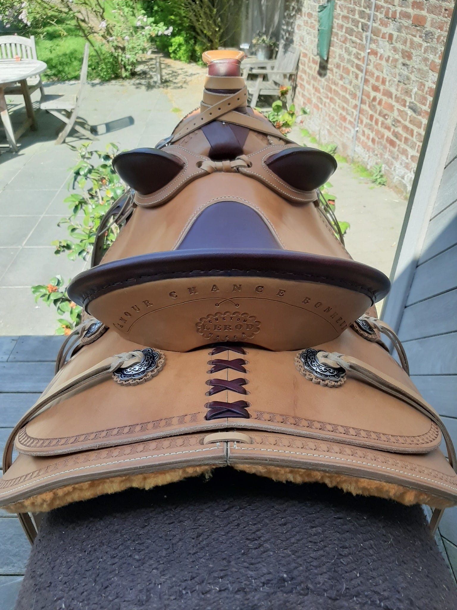 Selle Ranch Wade Visalia — vue arrière avec gravure personnalisée Amour Chance Bonheur