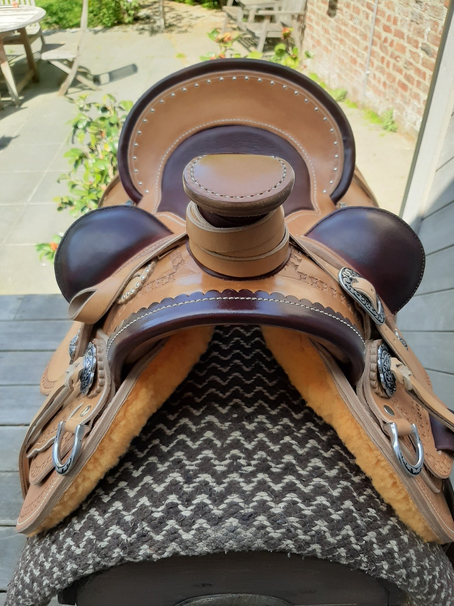 Selle Ranch Wade Visalia — vue plongeante de l'assise, cantle bourgogne et conchos