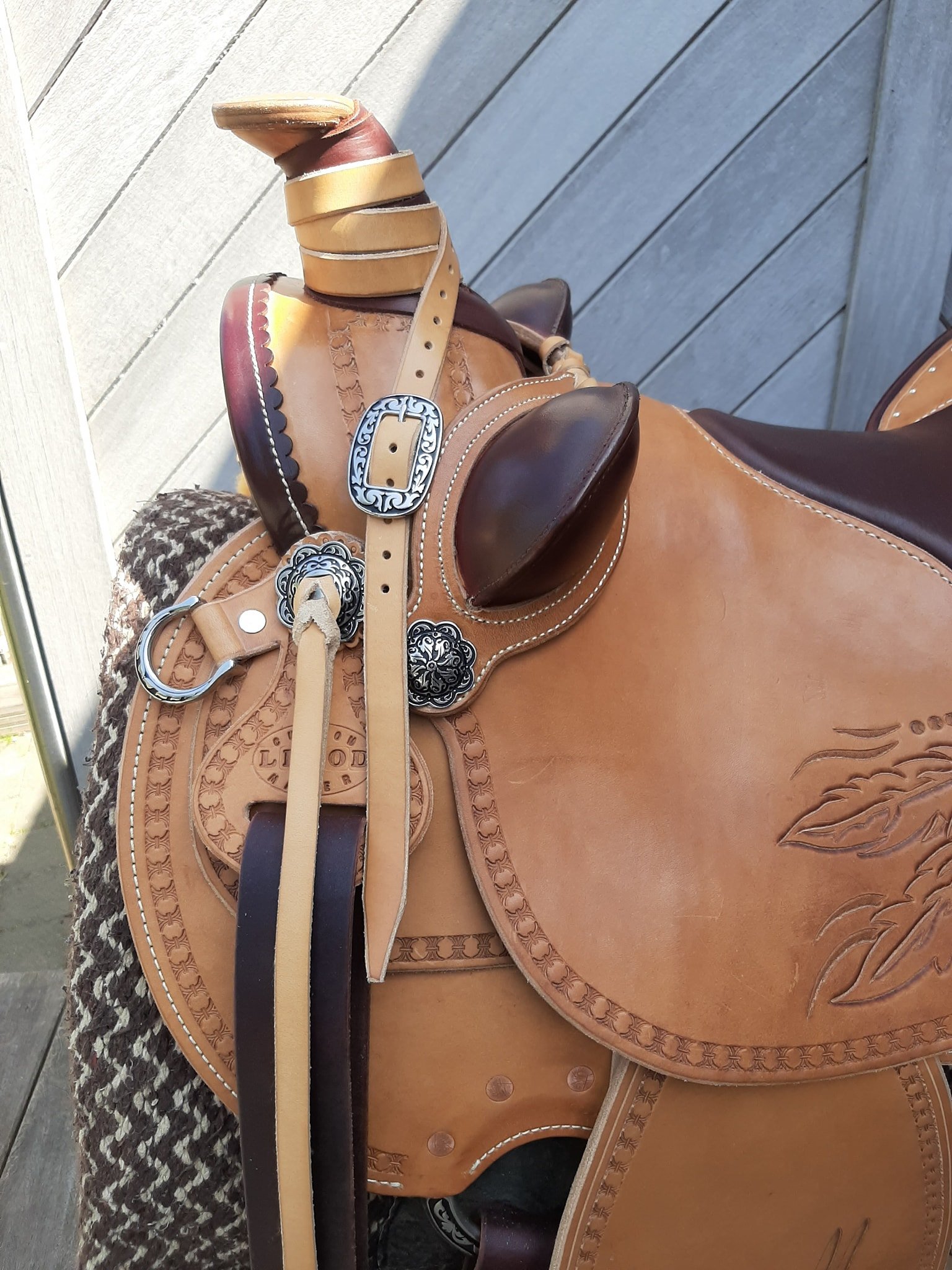 Selle Ranch Wade Visalia — détail concho Jeremiah Watt, tooling plumes et tampon Lerod