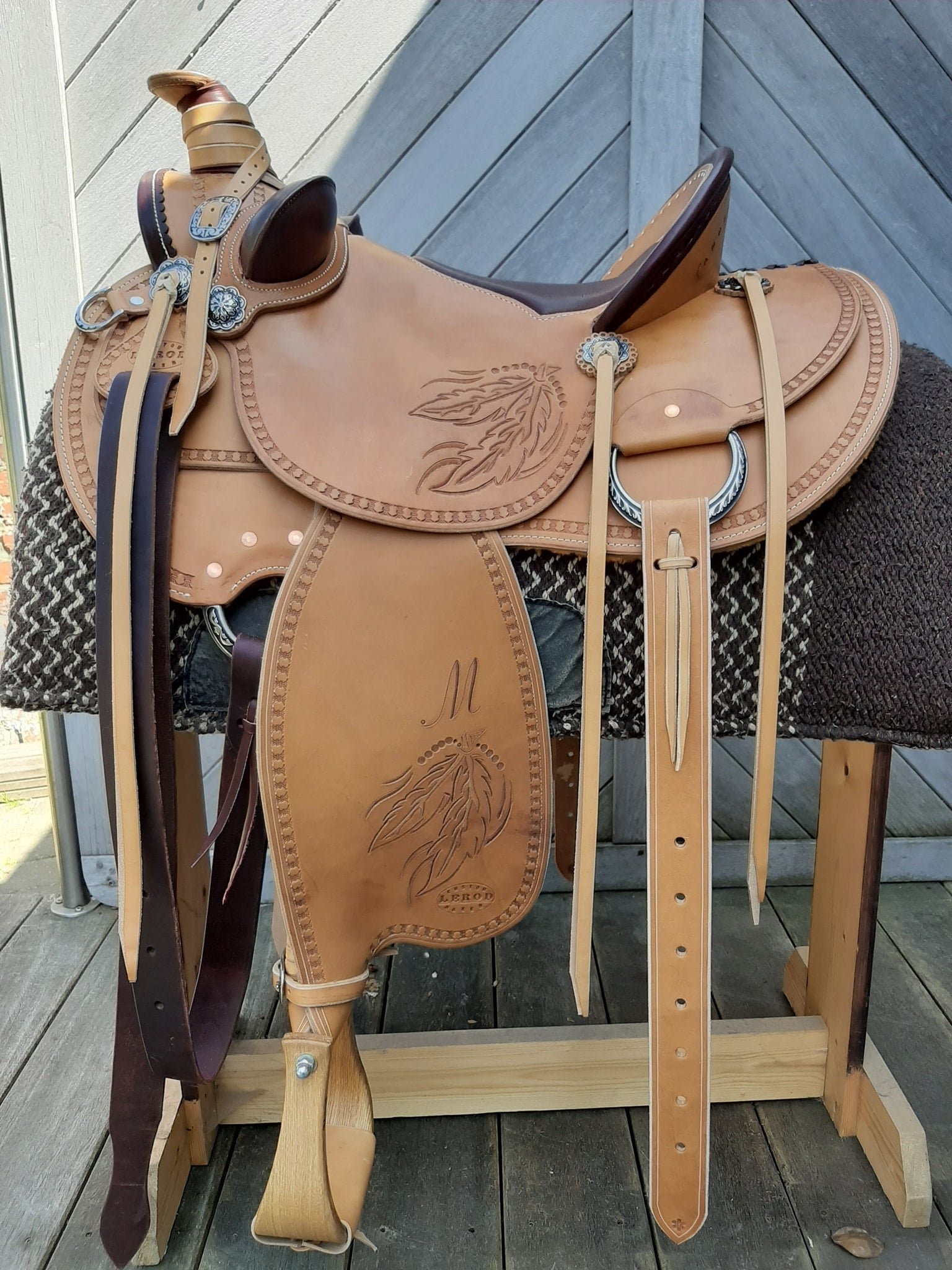 Selle Ranch Wade Visalia cuir naturel huilé — vue de profil, tooling plumes