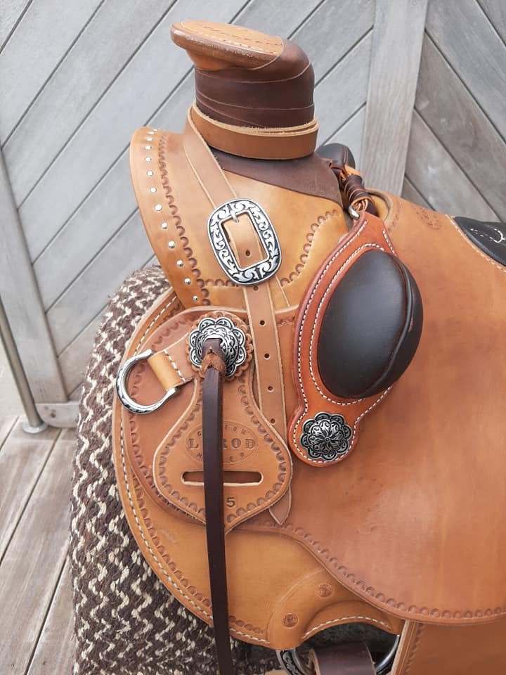 Wade 15.5 bicolore — détail du horn, conchos et boucles gravées, studs argentés sur skirts