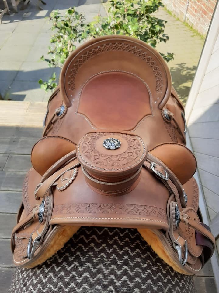 Wade 15.5 pouces — vue de face, buck rolls cuir et horn wrappé