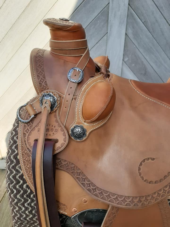 Wade 15.5 pouces — détail du horn, conchos Montana Silversmiths et tampon Lerod