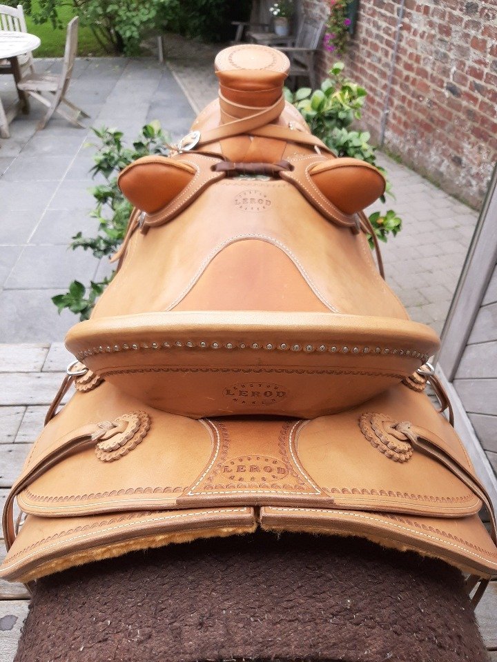 Wade 16 pouces — vue plongeante de l'assise, horn wrappé et bucking rolls cuir naturel