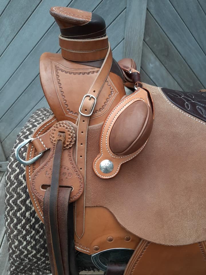 Wade 16 inskirt — détail du horn, fender et tampon Lerod, hardware gravé