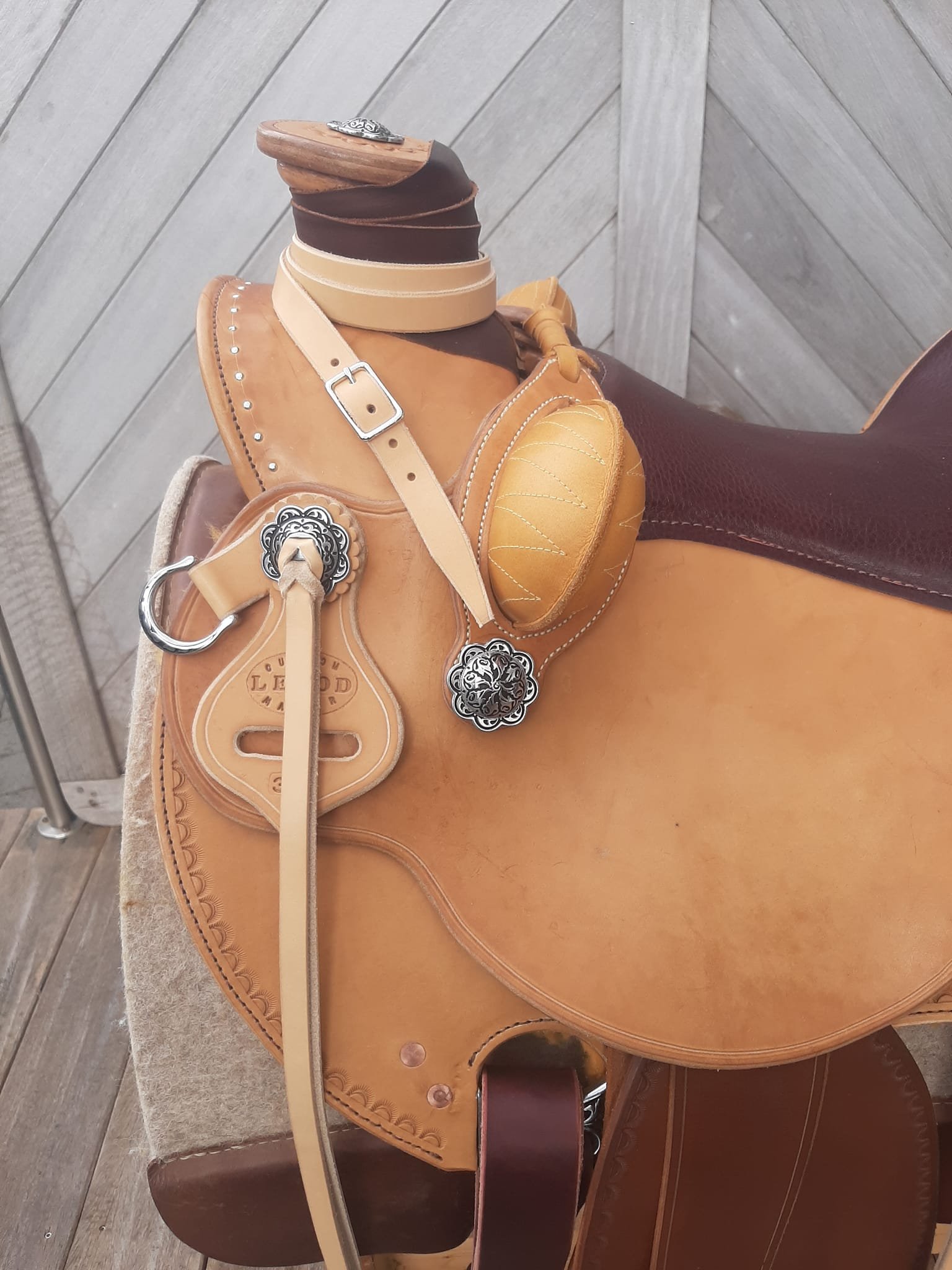 Wade Matelassée — détail du horn, des conchos et du tooling