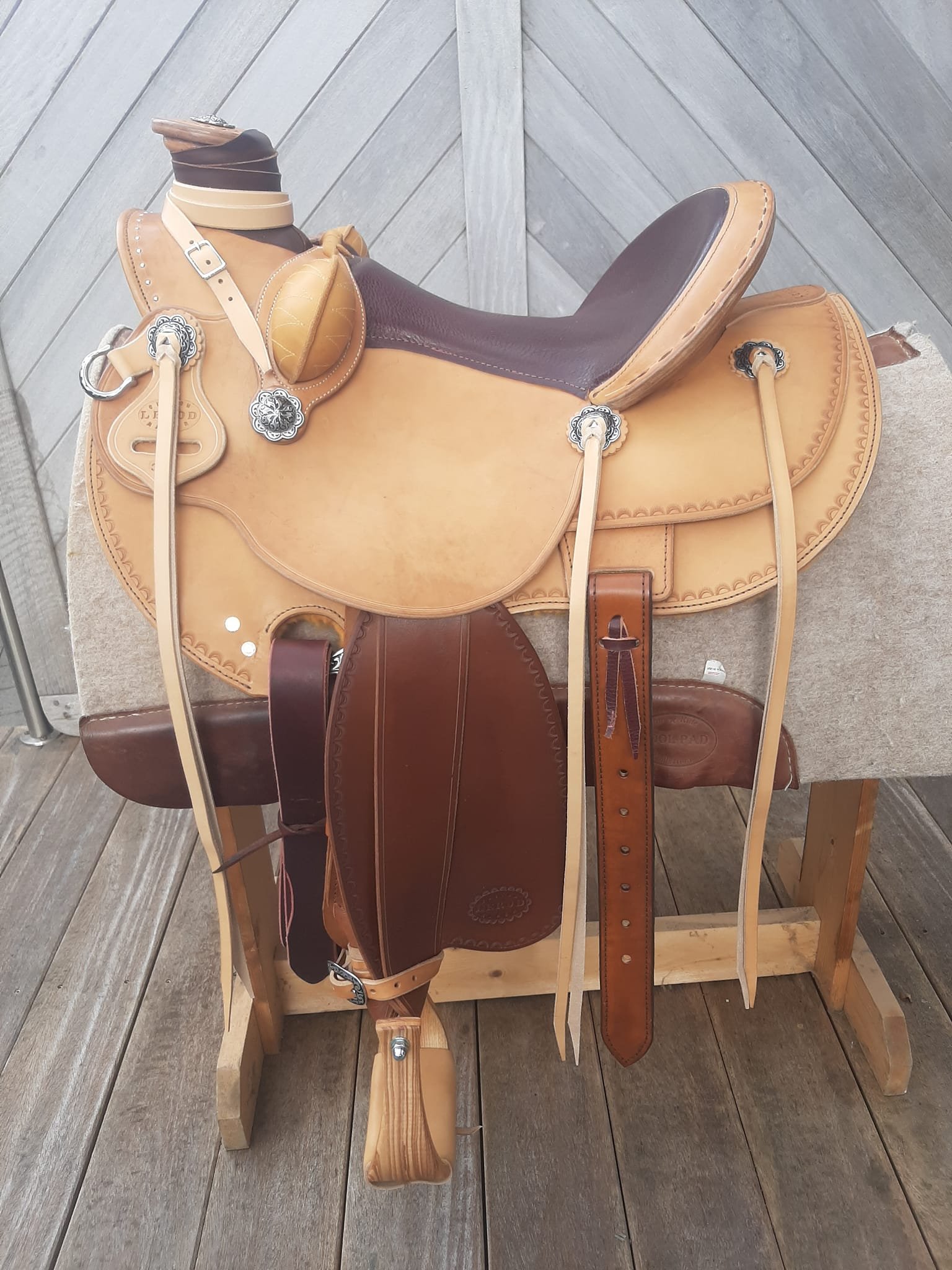 Selle Wade 15 pouces matelassée — vue de profil, vrai mouton sur skirts