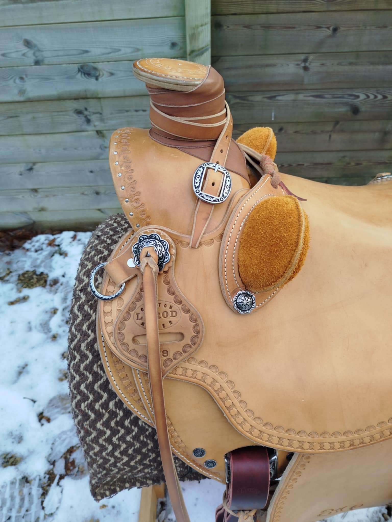 Wade Custom — détail du horn, des buck rolls et du hardware Jeremiah Watt