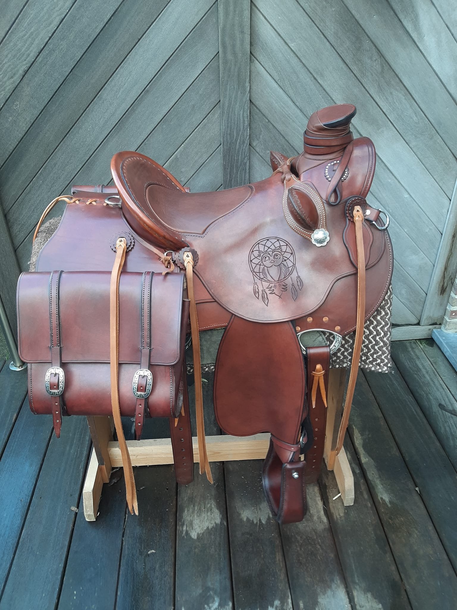 Wade Rawhide — vue arrière du cantle, sacoches et tooling chouette / dreamcatcher