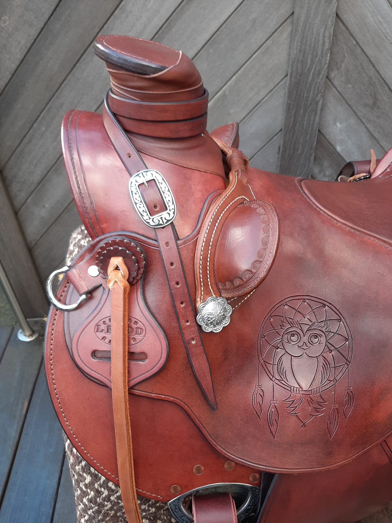 Wade Rawhide — détail du horn rawhide, des conchos et du tooling chouette