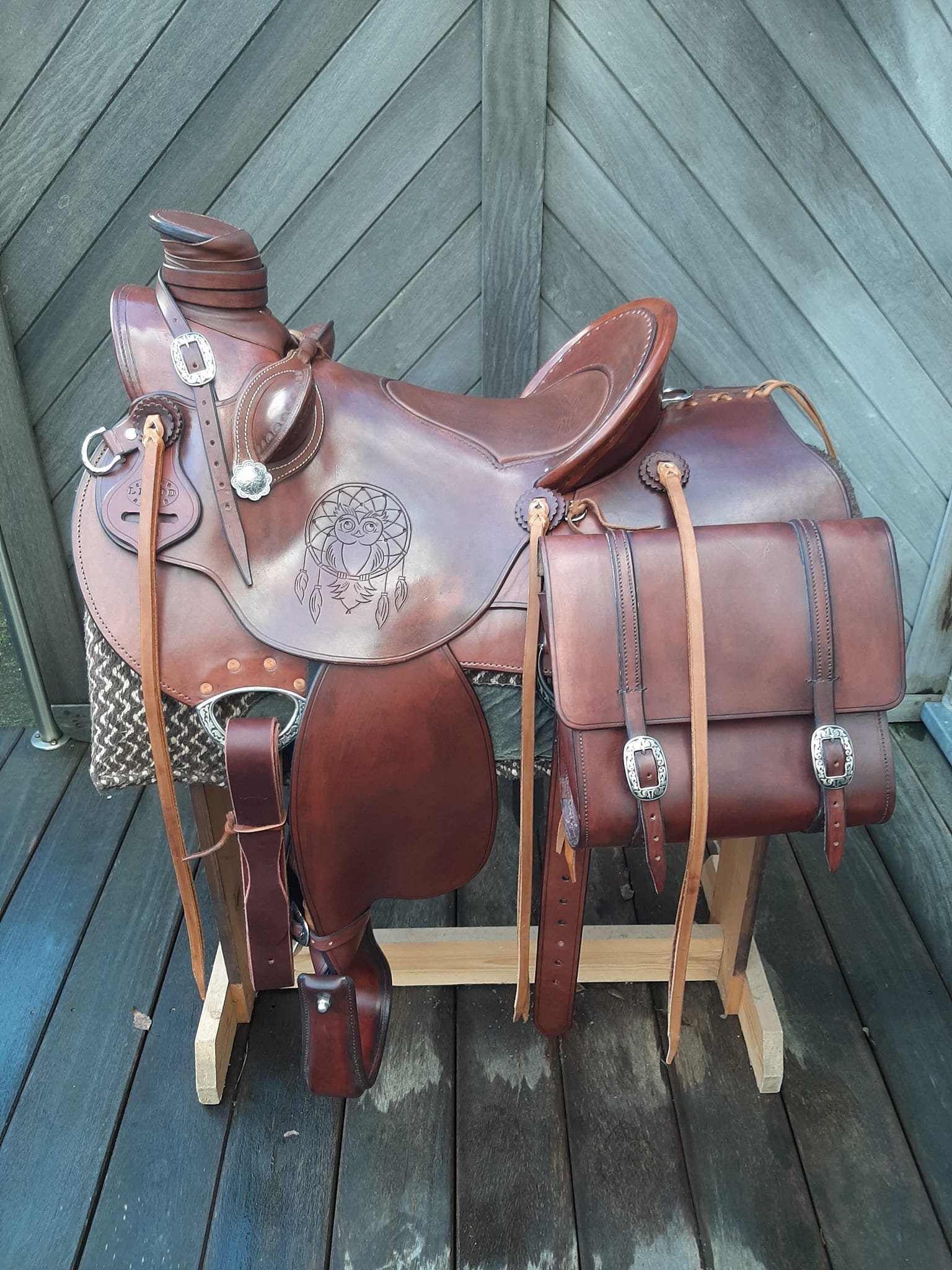 Selle Wade Rawhide 15.5 pouces — full option randonnée, sacoches avant et arrière, finition antique