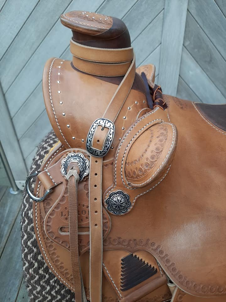 Wade Vaqueros 15.5 — détail du horn wrappé, conchos gravés et tapadero
