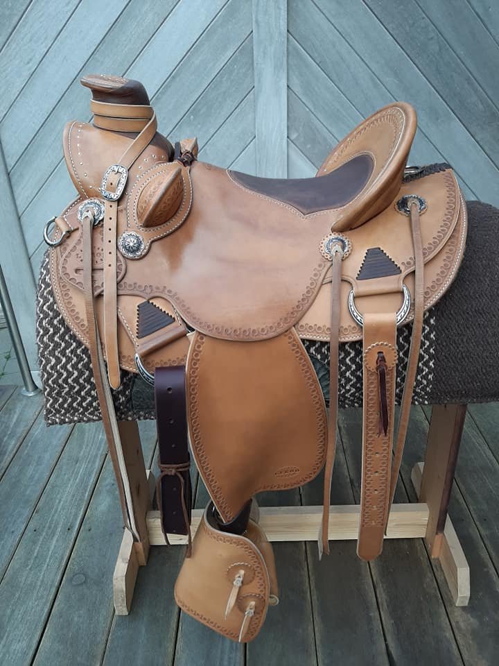 Selle Wade Vaqueros 15.5 pouces bicolore avec tapaderos et bucking rolls