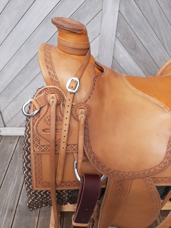 Wade Vaqueros — détail du jockey avec tampon Lerod, tooling et conchos Montana Silversmiths