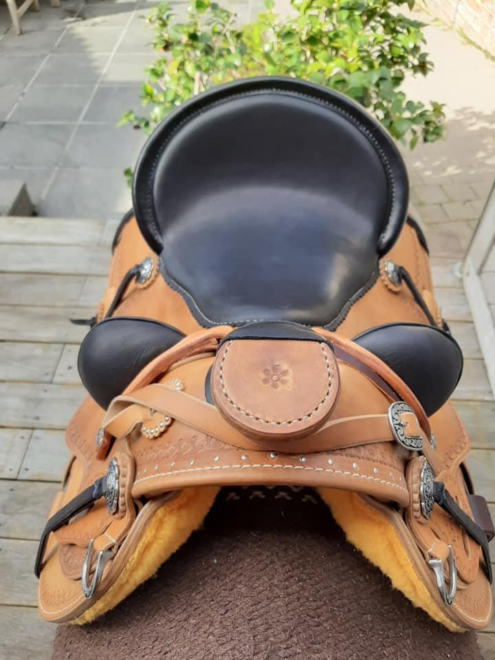 Wade Visalia 15 — vue arrière, cantle noir, studs argentés, tampon Lerod