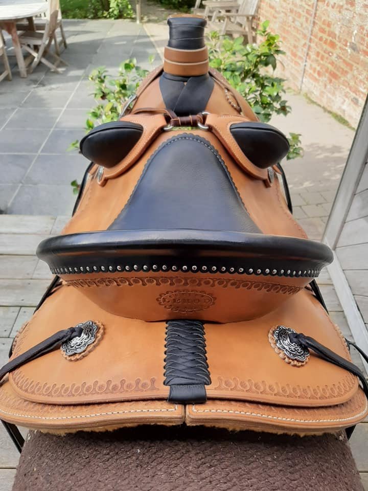 Wade Visalia 15 — vue plongeante de l'assise noire et mouton sous les skirts