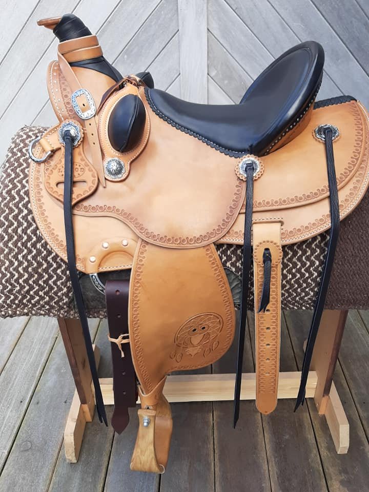 Selle Wade Visalia 15 pouces QHB 90° avec attrape-rêve gravé