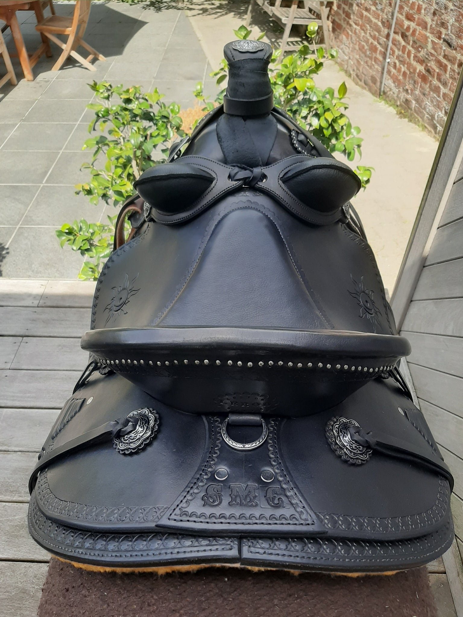 Wade Visalia Noire — vue d'ensemble, tooling soleil sur les deux fenders