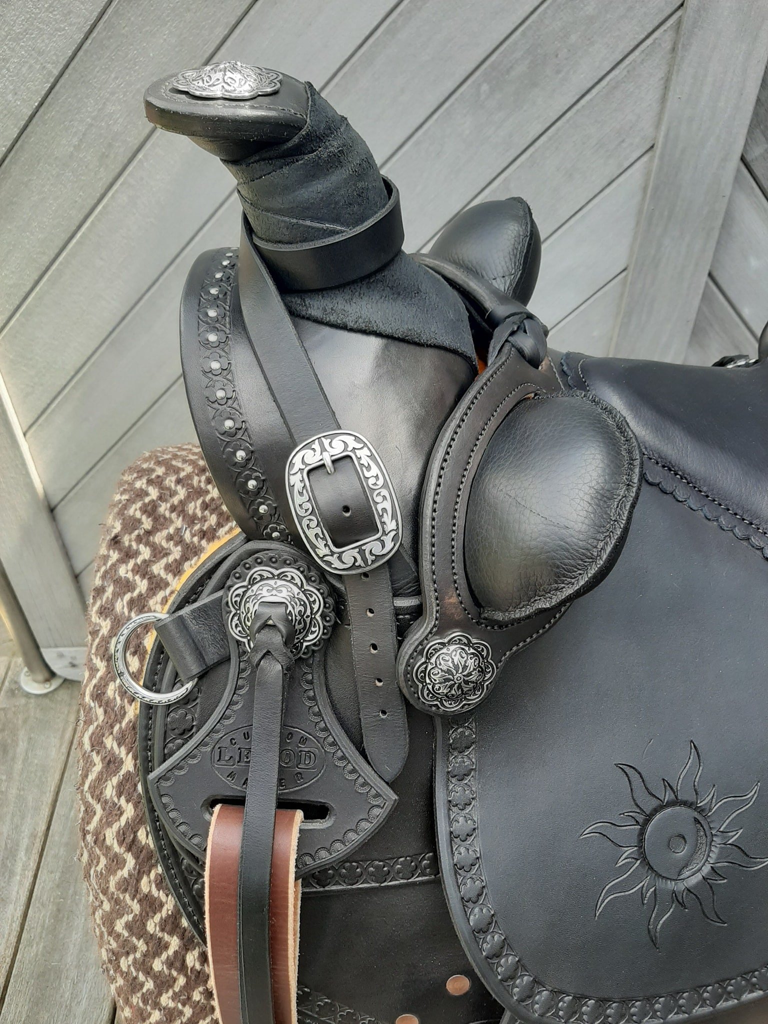 Wade Visalia Noire — détail du horn wrap, concho et tampon Lerod Custom Maker